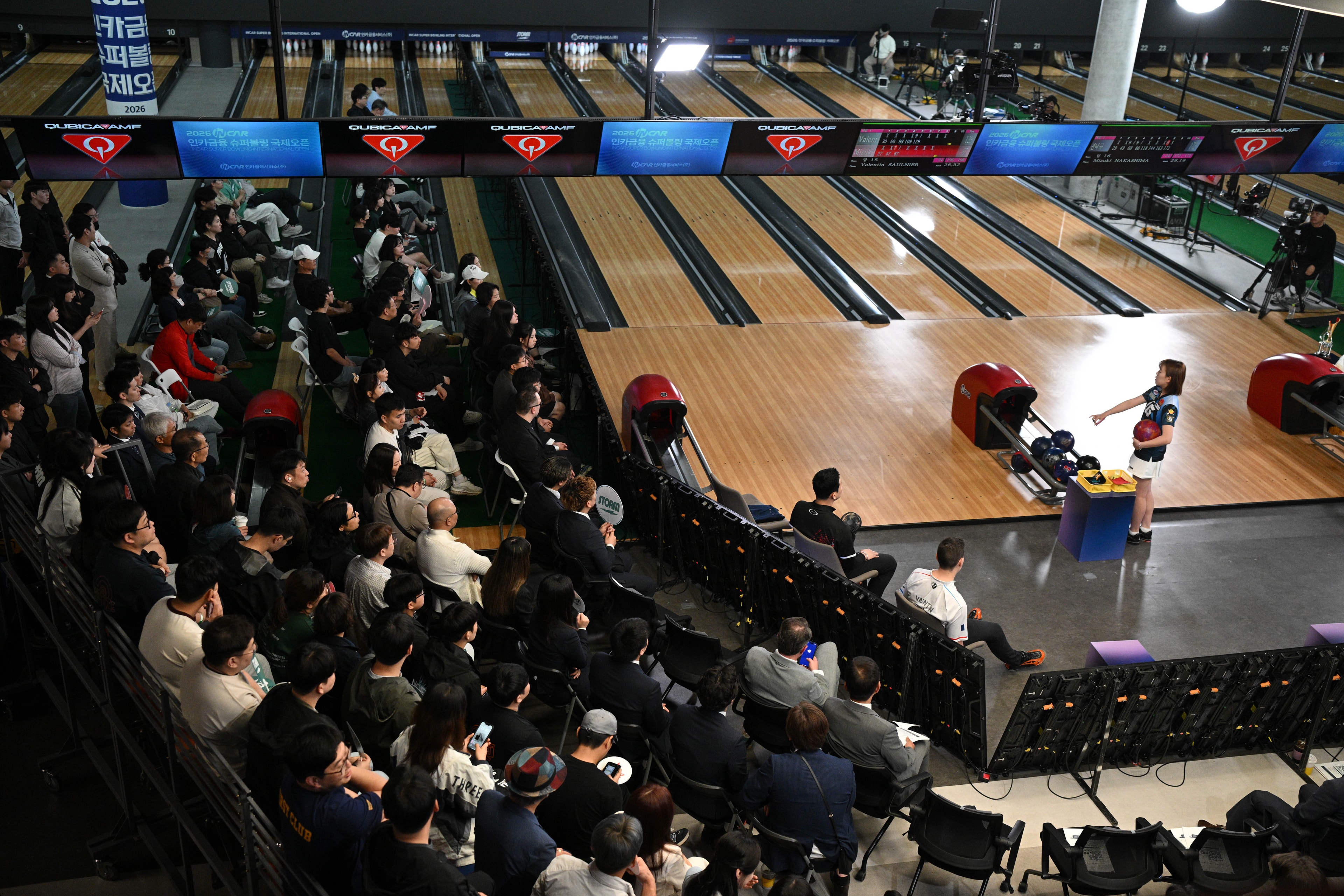 볼링 대회 레인과 관중석, 투구를 준비하는 선수