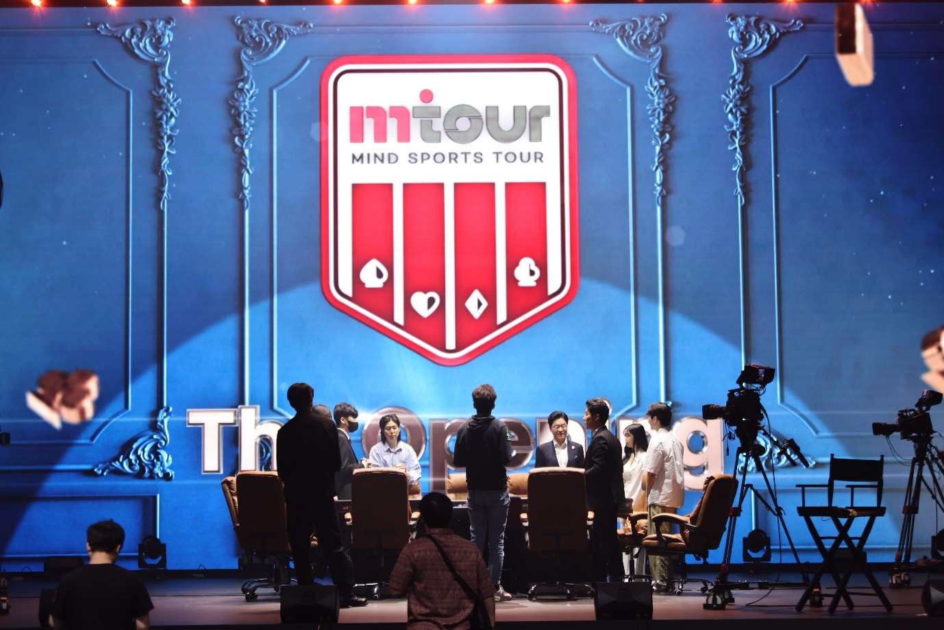 M-Tour 홀덤 토너먼트의 선수들과 경기장 전경